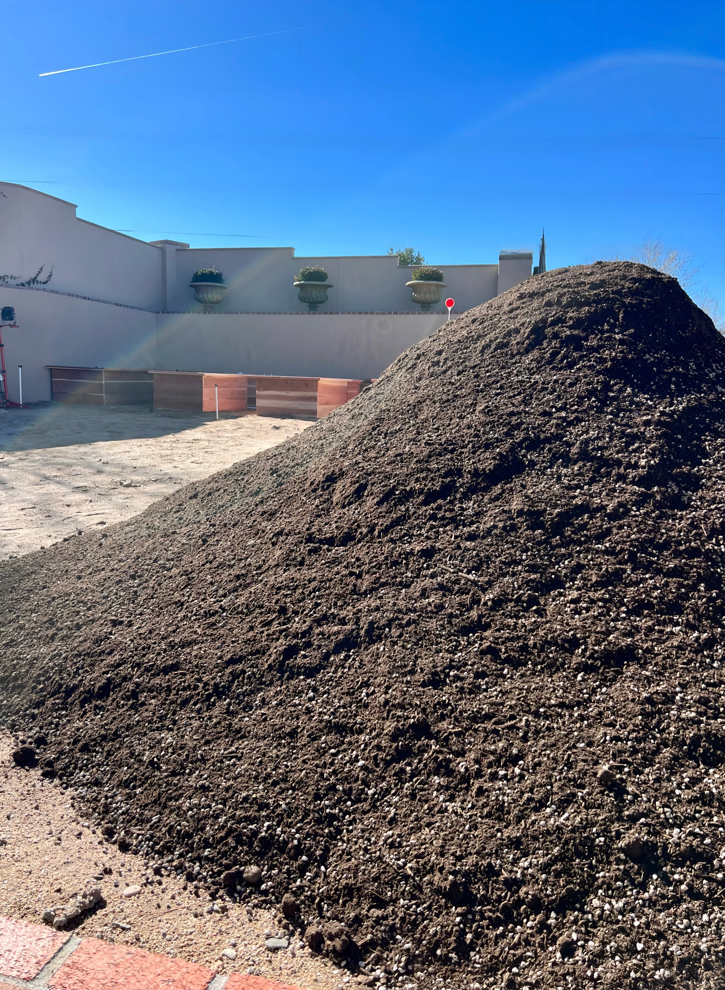 Pile Premium Garden Soil